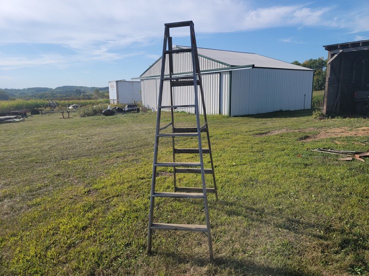 #5743-•-8'-wooden-ladder-image-1