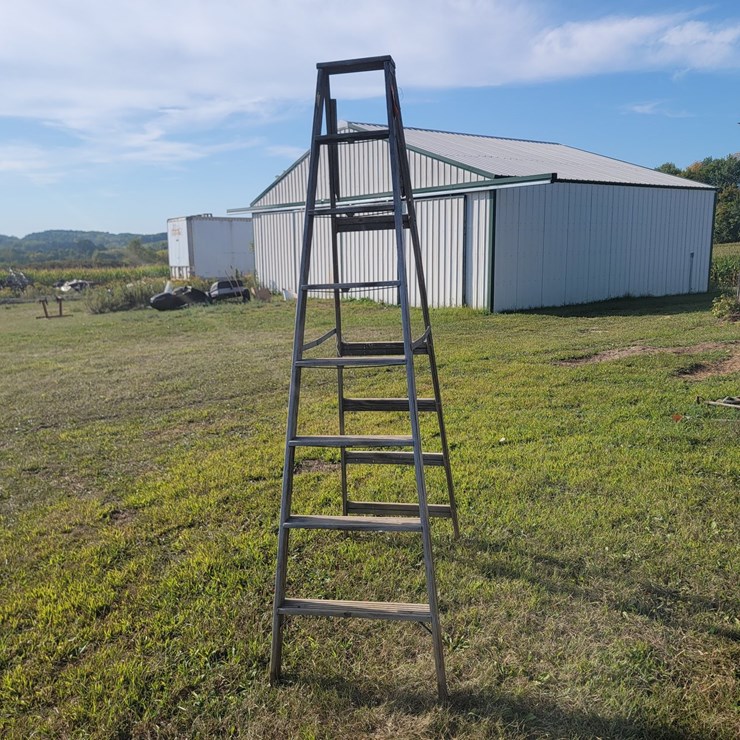 #5743 • 8' Wooden Ladder