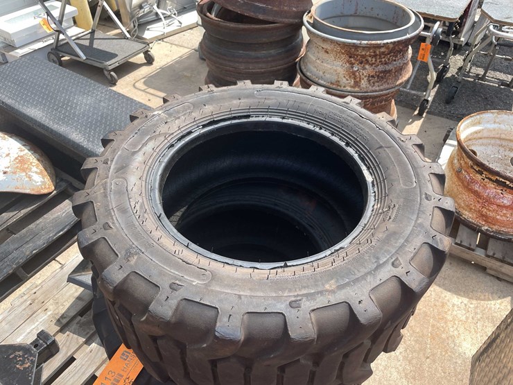 #9113-•-(4)-bobcat-tires-tool-cat-(o3)-image-2