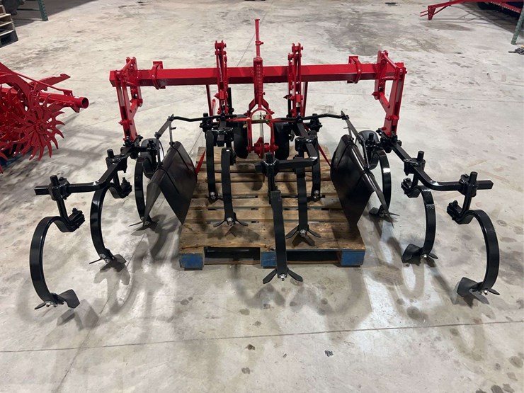 international-harvester-fast-hitch-two-row-cultivator-with-tunnel-shields-image-3