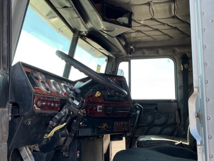2007-freightliner-classic-120-image-17