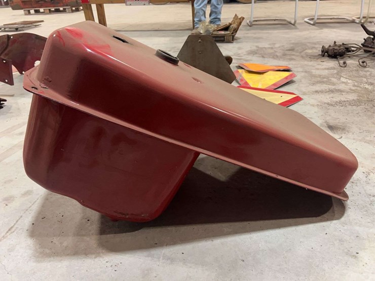 international-harvester-656-row-crop-utility-diesel-fuel-tank-image-6