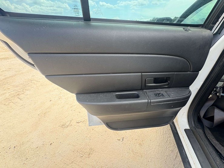 2009-ford-crown-victoria-4-door-sedan-(44,660-miles)-image-15