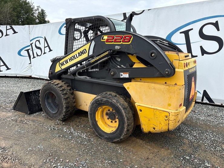 2019-new-holland-l228-image-3