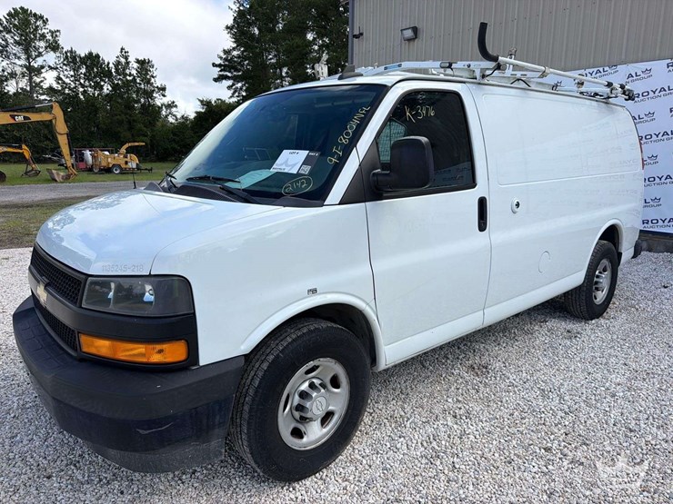 2018-chevrolet-express-g2500-image-1