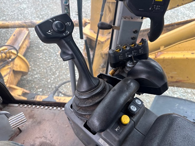 caterpillar-160m-awd-image-107