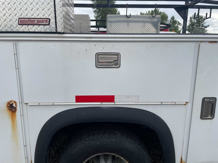 2013-chevrolet-3500-image-23