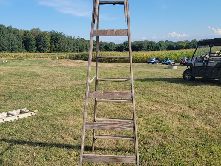 #5743-•-8'-wooden-ladder-image-3