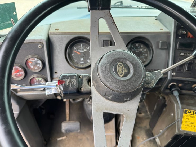 1995-mack-rd688s-image-45