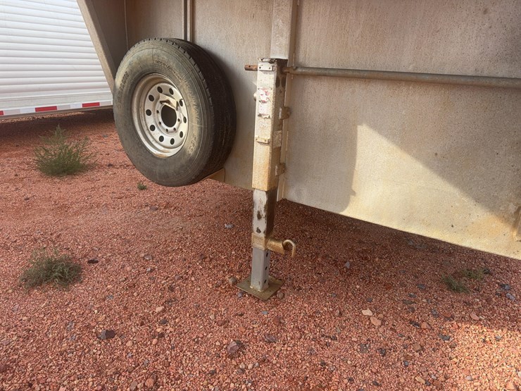 2021-featherlite-8127-7624-std-livestock-trailer-image-7