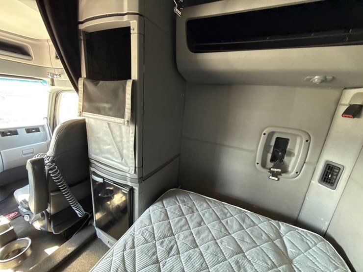 2018-peterbilt-579-image-13