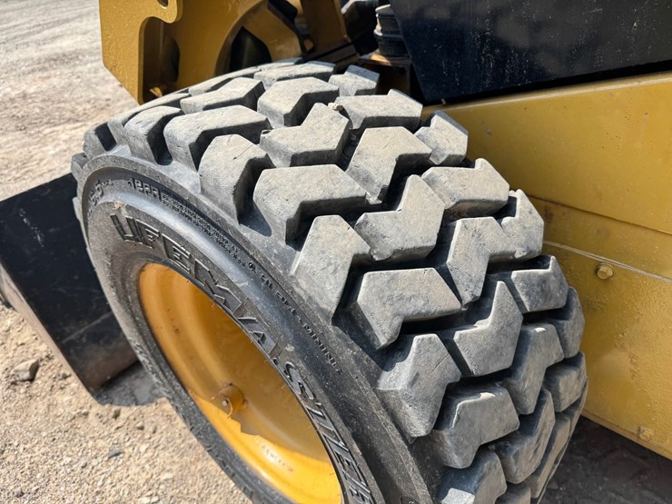 caterpillar-242d-image-49