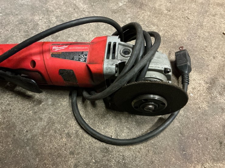 #104-•-2-milwaukee-4-1/2"-corded-angle-grinders-and-ridgid-wet&dry-shop-vac-image-8