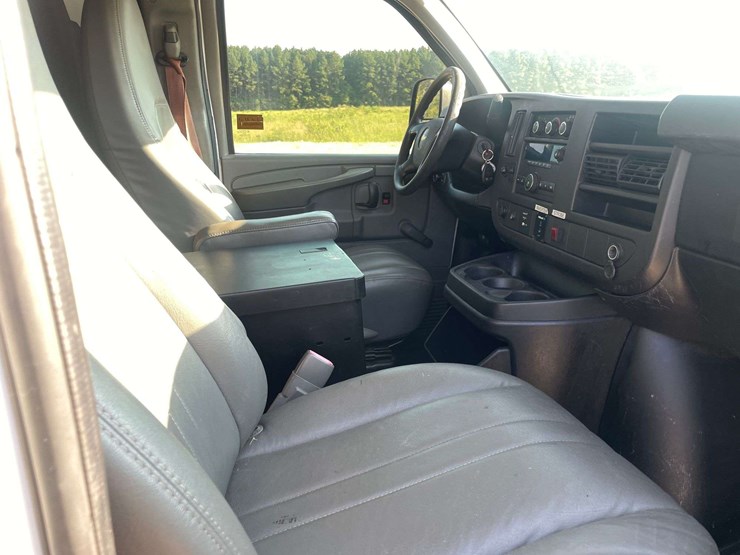 2013-chevrolet-express-2500-image-18