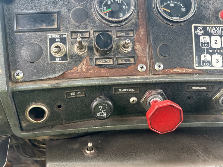 #61467-•-1991-mack-rd360s-day-cab-truck-tractor-image-39