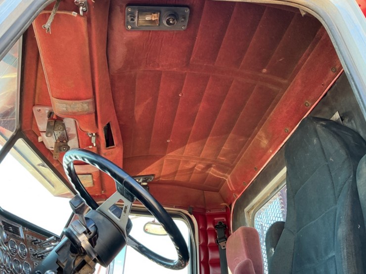 1996-peterbilt-379-image-26