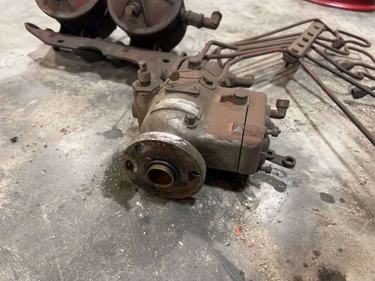 roosa-master-injection-pump-with-lines-and-fuel-filter-canisters-image-6