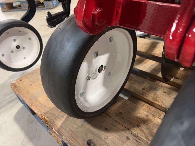 international-harvester-fast-hitch-two-row-cultivator-with-tunnel-shields-image-16