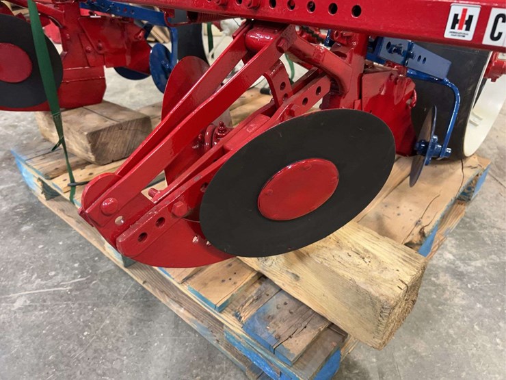 international-harvester-c251-two-row-fast-hitch-planter-image-9