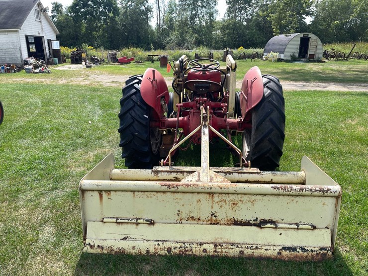 #1607-•-ferguson-tractor-image-5