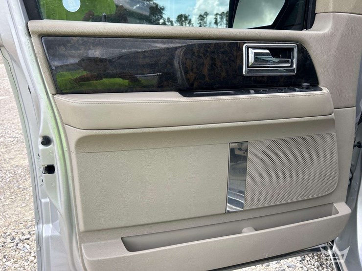 2016-lincoln-navigator-image-11