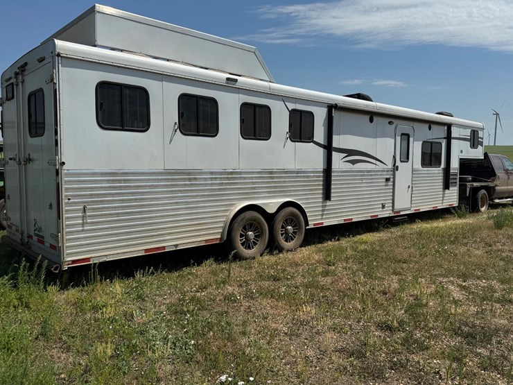 2017-bison-living-quarters-trailer-image-2