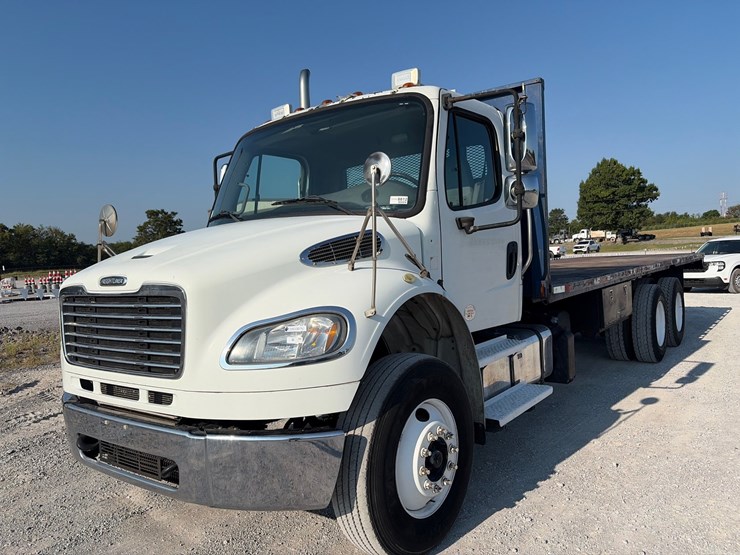 2015-freightliner-m2-106-image-1