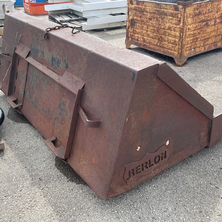 #10628 • Metal Bucket