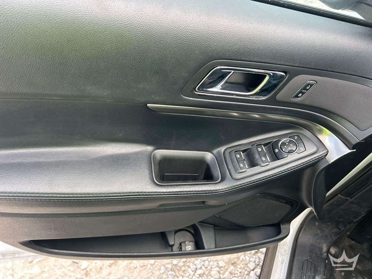 2016-ford-explorer-image-12