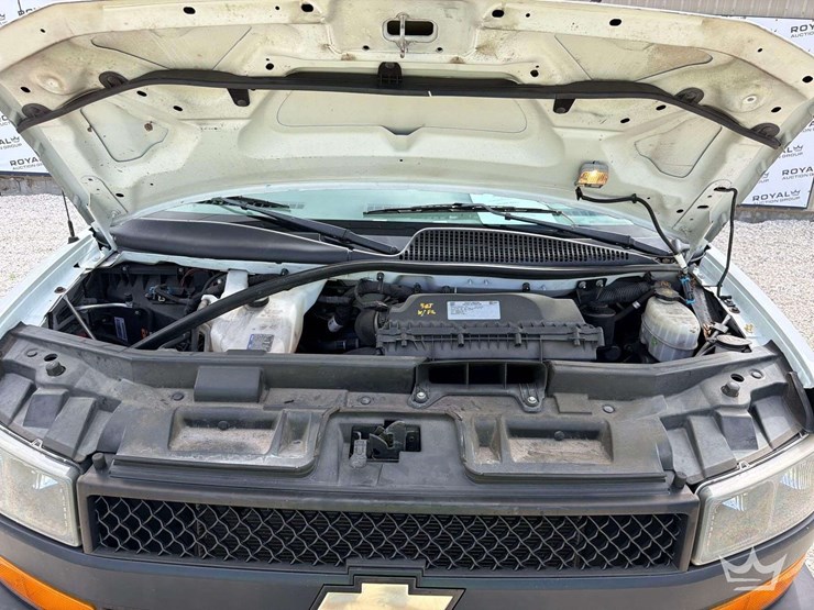 2018-chevrolet-express-g2500-image-29