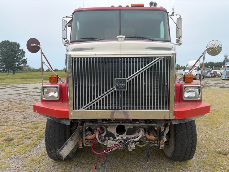 #269-•-1999-volvo-acl-tandem-axle-dump-truck-image-16