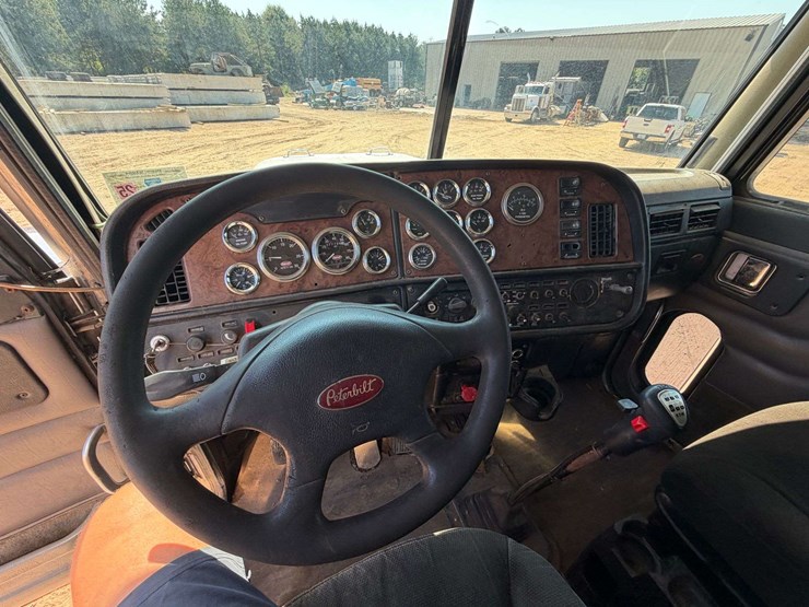 2005-peterbilt-379-image-23
