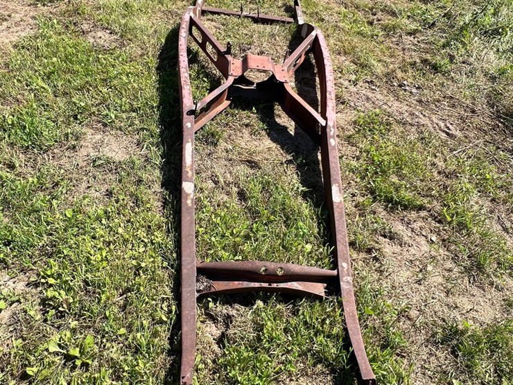 #5737-•-misc.-car-frame-and-box-and-antique-ford-tailgate-image-3