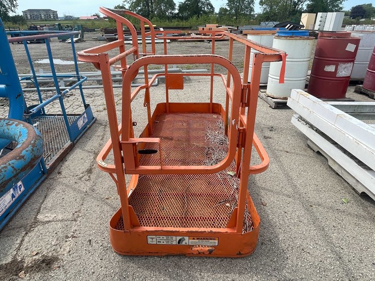 #10624-•-aerial-lift-platform-image-2