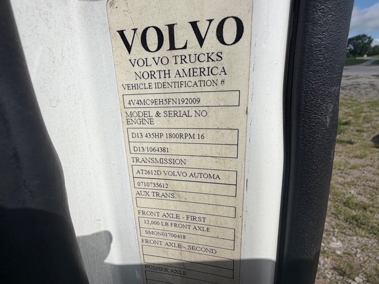 #258-•-2015-volvo-vnm-tri-axle-dump-truck-image-32