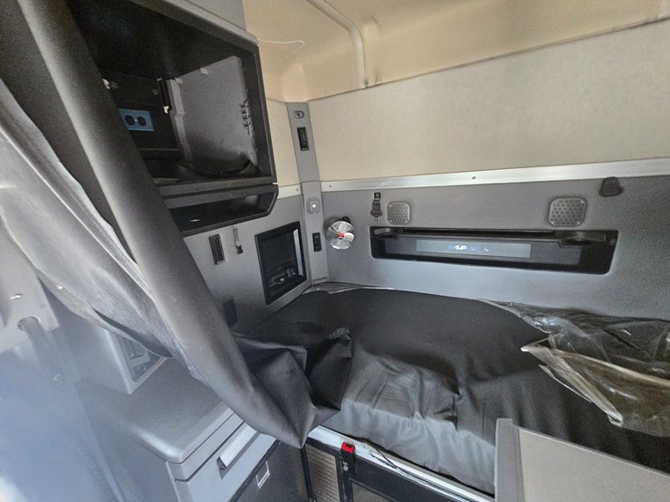 #25251-•-2020-mack-anthem-semi-sleeper-truck-image-64