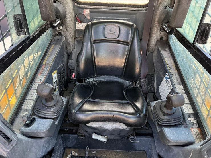 2014-deere-326e-image-18