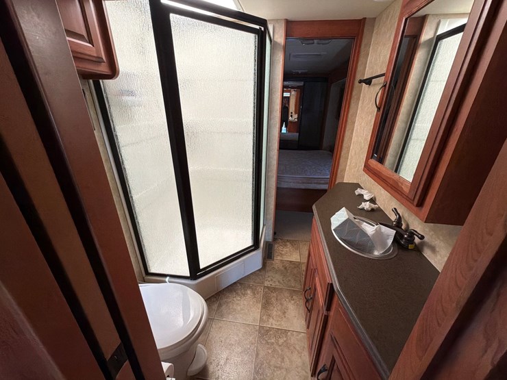 #206-•-2008-coachman-383fws-cross-country-motorhome-image-13