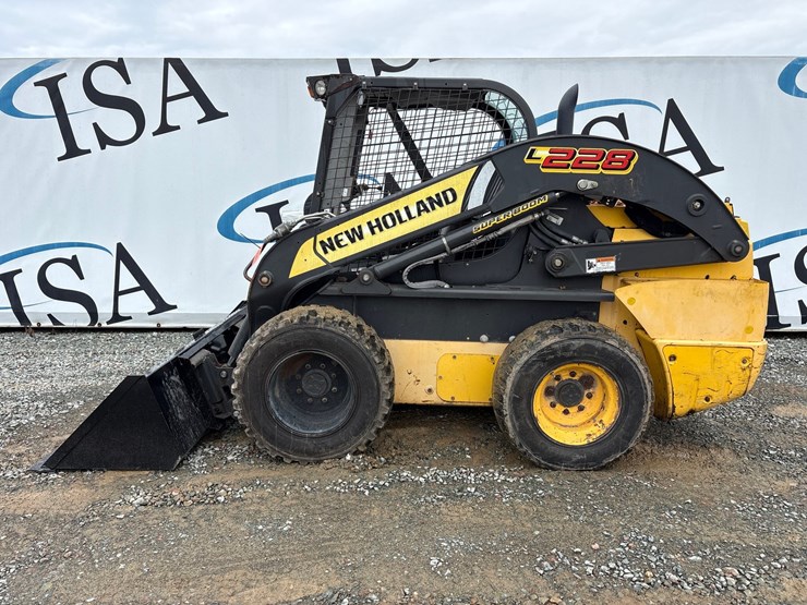 2019-new-holland-l228-image-2