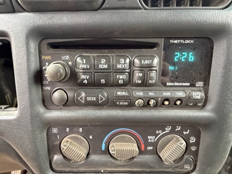 2001-gmc-sonoma-crew-cab-pickup-image-17