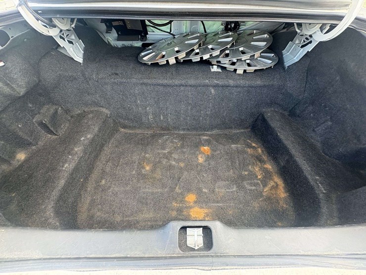 2009-ford-crown-victoria-4-door-sedan-(44,660-miles)-image-18
