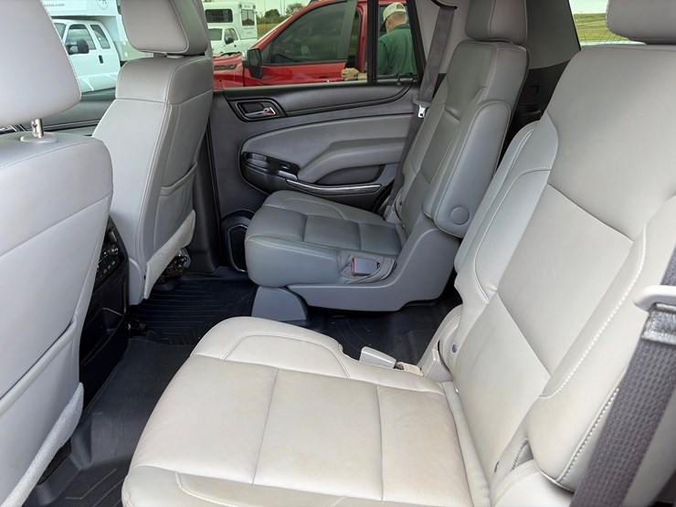 2018-chevrolet-tahoe-lt-image-16