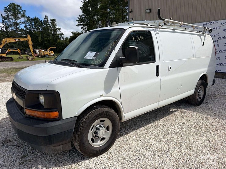 2017-chevrolet-express-2500-image-1
