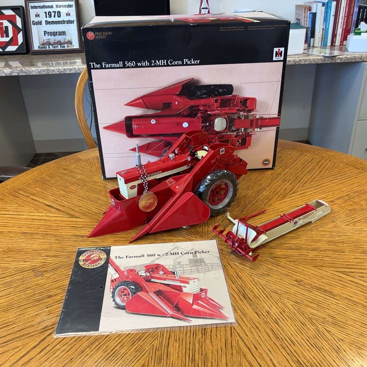 1/16 Farmall 560 with 2-MH Corn Picker Precision Series #14