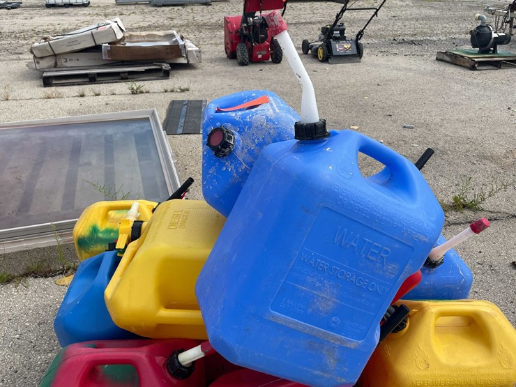 #10553-•-pallet-of-fuel-cans-image-8