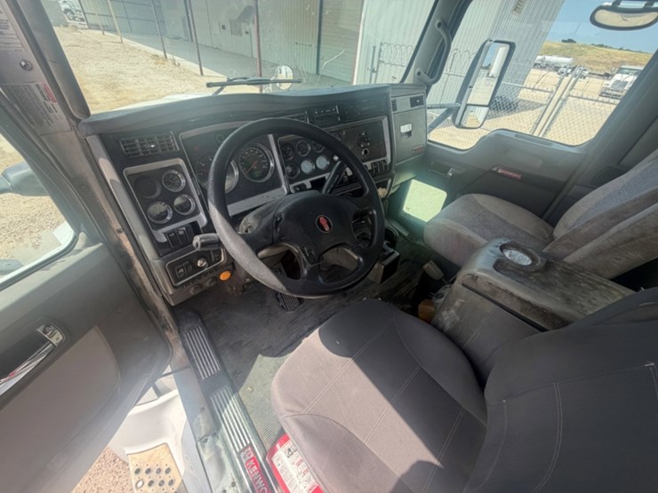 2011-kenworth-t660-image-10