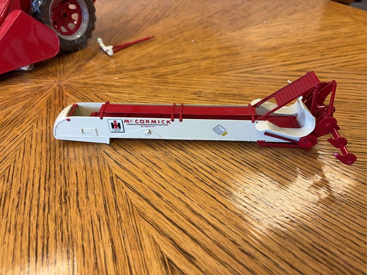 1/16-farmall-560-with-2-mh-corn-picker-precision-series-#14-image-4