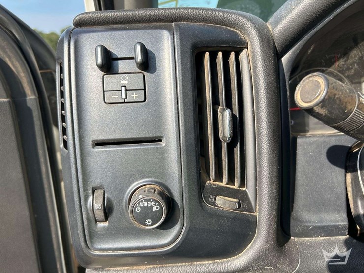 2016-chevrolet-silverado-3500-image-15