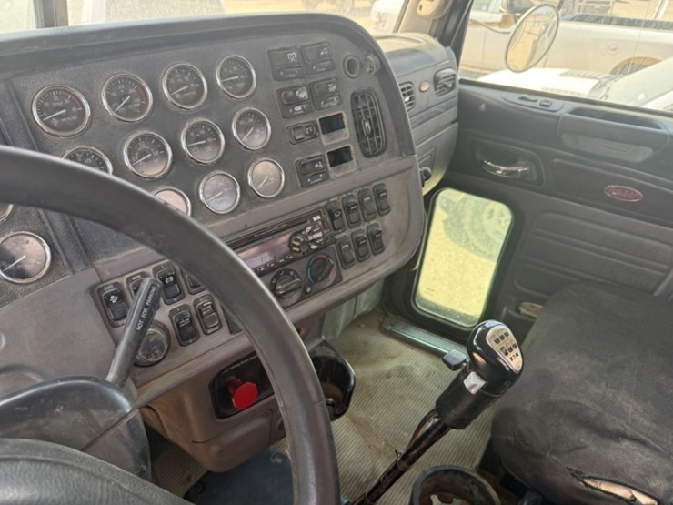 2015-peterbilt-389-image-10