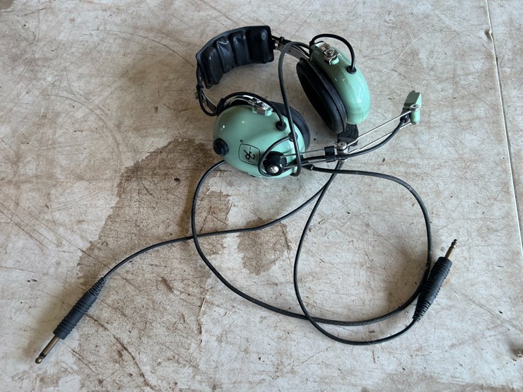 #106a-•-headset-for-airplane-image-1